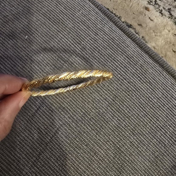 21kgp Dubai Jewelry Elegant Gold-Tone Twisted Bangles - Picture 7 of 10